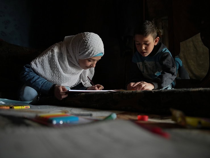 Two children are learning together.