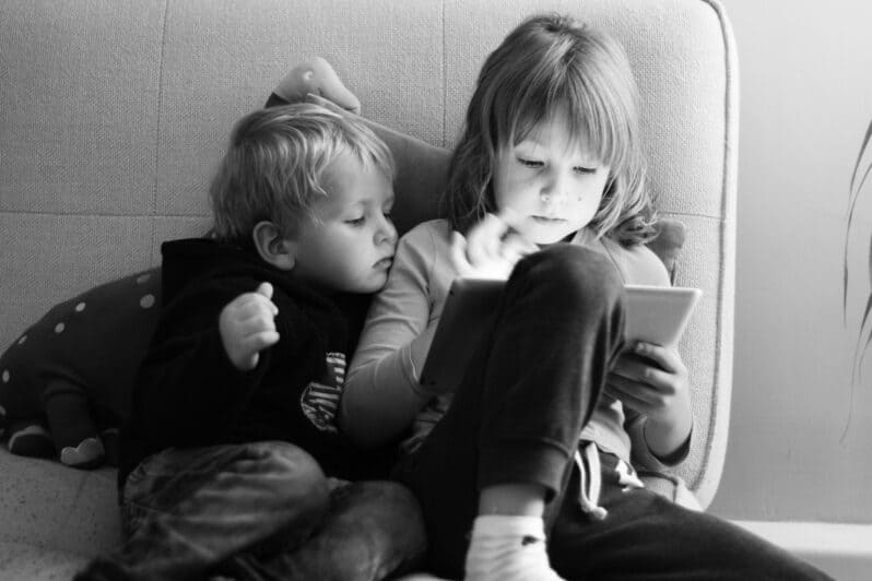 Kids with iPad. Petras Gagilas, flickr.com, CC BY-SA 2.0